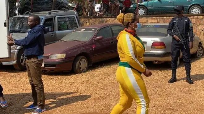 Umugore umwe uri mu bantu icyenda baregwa ubwo bari bagejejwe ku rukiko