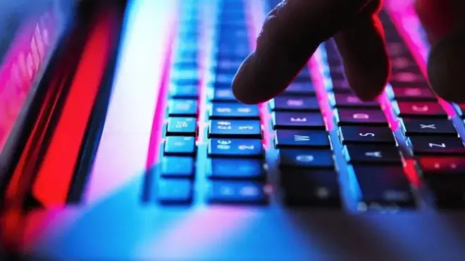 دست‌هایی که در حال تایپ روی کیبورد است. 