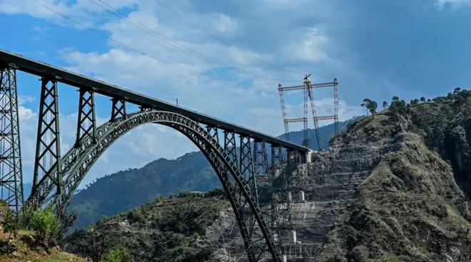 चिनाब नदी पर बनाया गया पुल पेरिस के एफ़िल टॉवर से 35 मीटर ऊंचा है