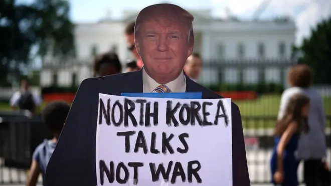 Напис на плакаті: "Переговори з КНДР, а не війна"