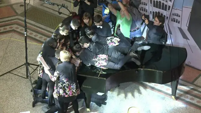 Pianoda 20 nəfər çalır