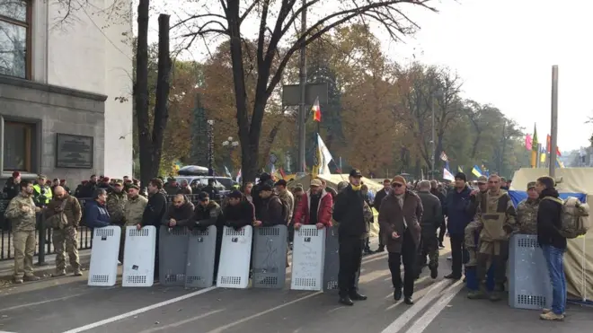 Біля парламенту вже зібралося близько півтисячі людей