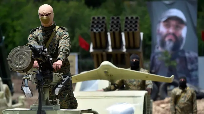 صورة لمقاتلين من حزب الله خلال عرض عسكري بداية عام 2023.