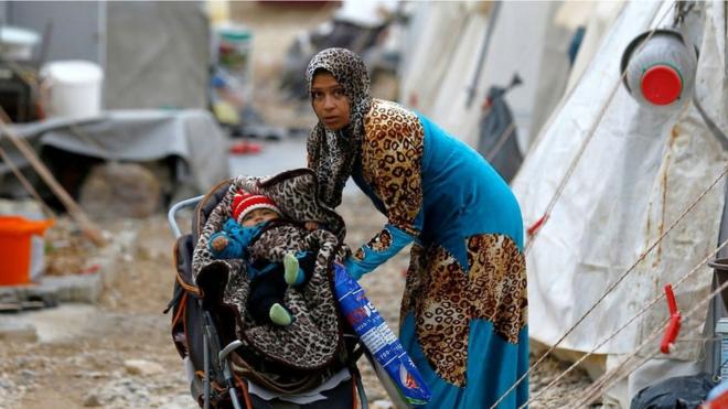 叙利亚难民在土耳其和叙利亚边境的难民营