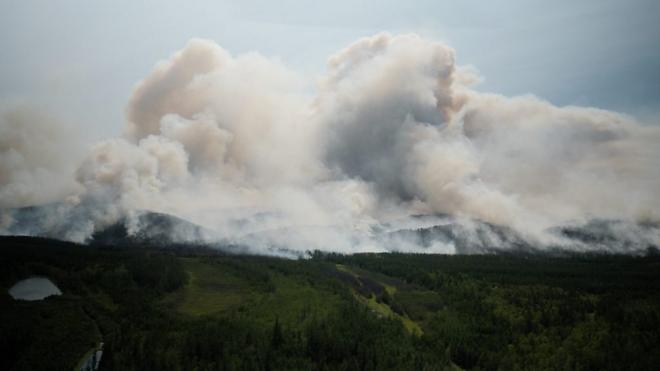 从直升机俯瞰俄罗斯西伯利亚雅库特（萨哈）地区森林大火火场（9/2020）