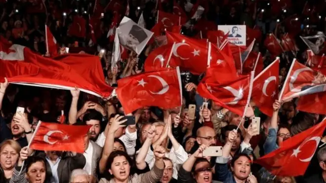 Після оголошення про перевибори люди в Стамбулі вийшли на вулиці на знак протесту