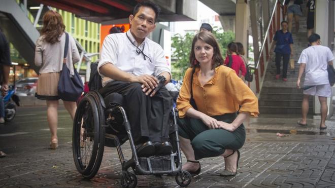 ลอเรน เอเวอร์รี หรือ "ฟ้า" (ขวา) ชาวอังกฤษ และ มานิตย์ อินทร์พิมพ์ นักเคลื่อนไหวเพื่อสิทธิคนพิการ