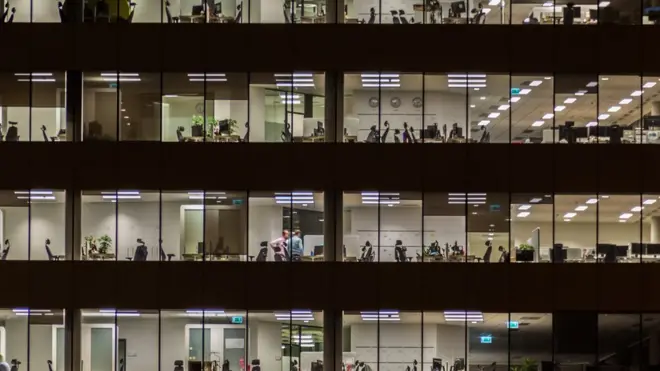 Офисное здание ночью