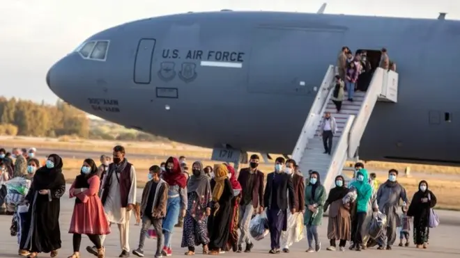 حدود دویست پناهجوی افغان در پایگاهی نظامی در کادیز در جنوب اسپانیا پیاده شدند