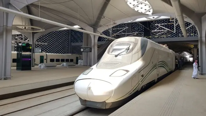Kereta Haramain Express menghubungkan Mekkah, Jeddah, dan Madinah.