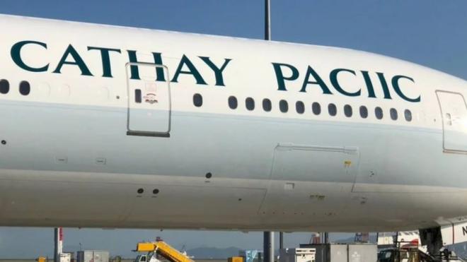 國泰航空的飛機機身都印有其英文名「CATHAY PACIFIC」，但是眼尖的遊客在香港國際機場發現，一架國泰飛機上印著「Cathay Paciic」。