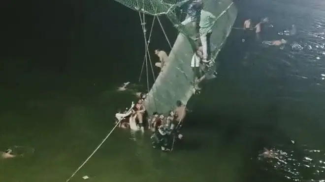 मोरबी में बचाव कर्मी