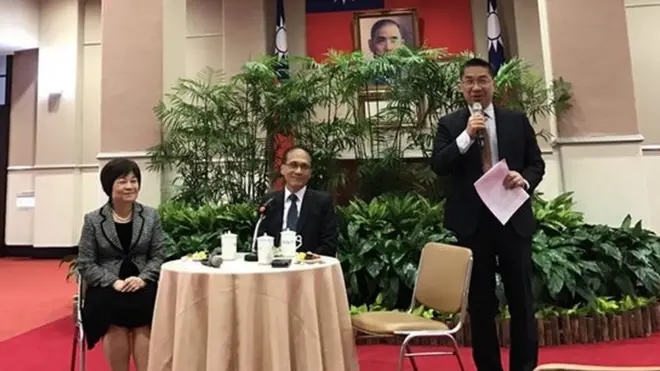 台灣行政院12日舉辦外媒茶敘，院長林全(中)親自出席，發言人徐國勇(右)擔任主持