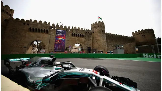 Mercedes-in pilotu 1 birinci sərbəst yürüşünün qalibidir