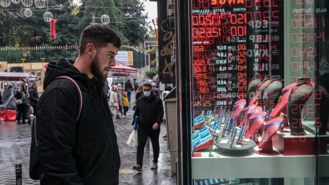 TL, bugün dolara karşı yaşadığı değer kaybı yüzünden 2001 ekonomik krizinden beri en kötü gününü yaşadı. Kurun nereye kadar yükselebileceği sorusuna akademisyen Arzova, "Bir sonu yok, dipsiz bir kuyu" yanıtını veriyor. Ekonomist Tunca ise bugünü tarihi bir gün olarak nitelendirerek, "Ekonomi kuralının tamamen dışına çıkıldığı bu durumu hiç yaşamadık" diyor.