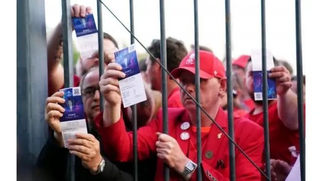 مشجعون بتذاكرهم لم يتمكنوا من دخول الملعب