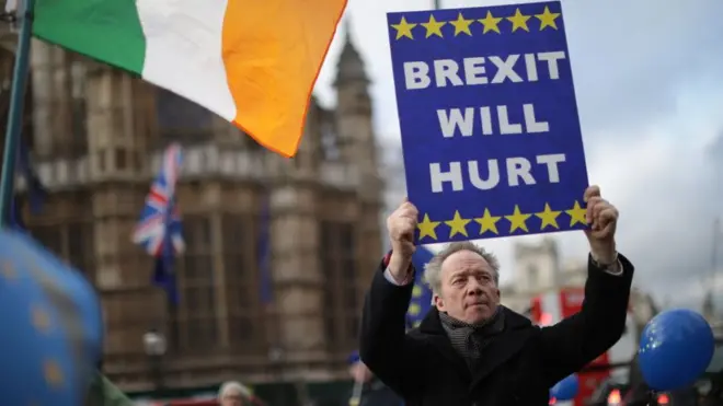 Перспектива "жесткого Брексита" становится для Британии все реальнее