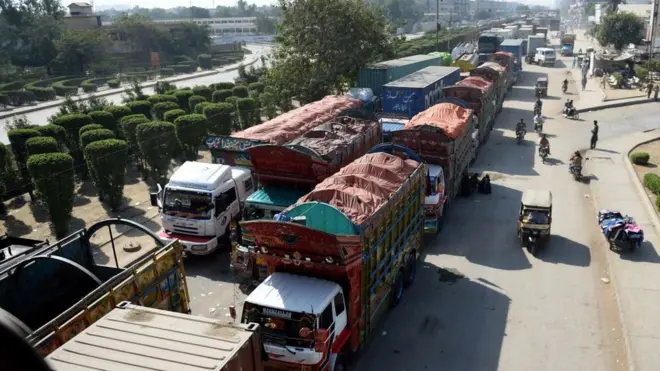 کراچی میں ٹرک ڈرائیوروں اور ایف ڈبلیو او کے مابین ٹرکوں پر لادے گئے سامان کے وزن کے حوالے سے جاری تنازع پر کشیدگی ہو گئی جس کے نتیجے میں تین افراد ہلاک ہو گئے (فائل فوٹو)