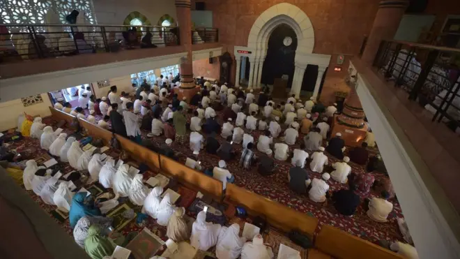 Jemaah mendengarkan kotbah di sebuah masjid di Jakarta, 2016 lalu.
