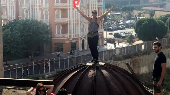 اقفال المسرح أعطى المتظاهرين مساحات إضافية لكتابة الغرافيتي، وكتبوا المزيد من الشتائم للسلطة وللسياسيين.