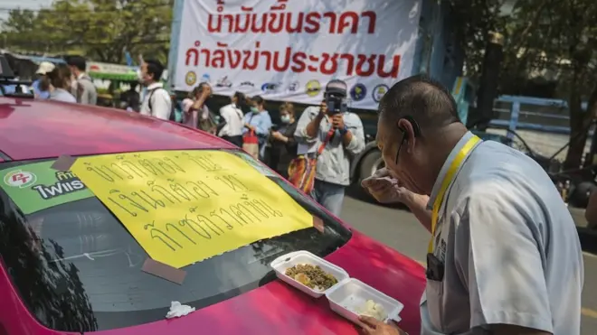 คนขับแท็กซี่ร่วมชุมนุมกับสหพันธ์การขนส่งทางบกฯ ข้อเรียกร้องของพวกเขาคือให้รัฐบาลตรึงราคาก๊าซธรรมชาติสำหรับยานยนต์ให้ถูกลง