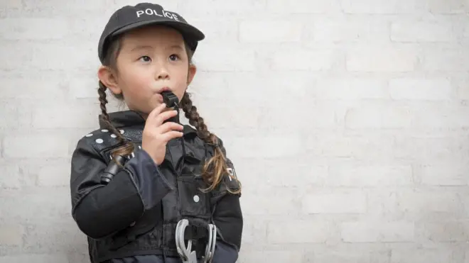 La policía realizada actividades de formación en las escuelas para concienciar a los japoneses desde pequeños sobre el respeto a las normas.