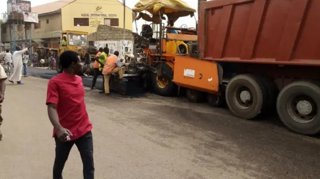 Passerby dey look worker