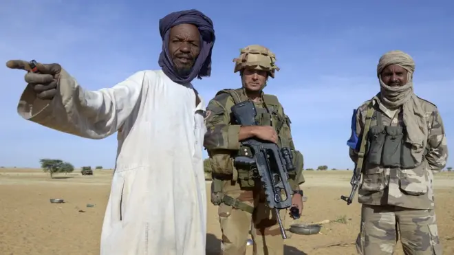 Des soldats de la Minusma déployés au Mali se renseignent auprès d'un Touareg (illustration).