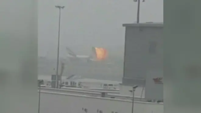 Un avión de Emirates estalló en llamas tras aterrizar forzosamente en el aeropuerto de Dubai con 275 pasajeros a bordo.