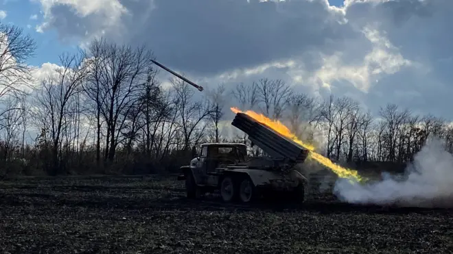 Реактивна система залпового вогню "Град" ЗСУ стріляє на лінії фронті на кордоні Луганщини і Харківщини