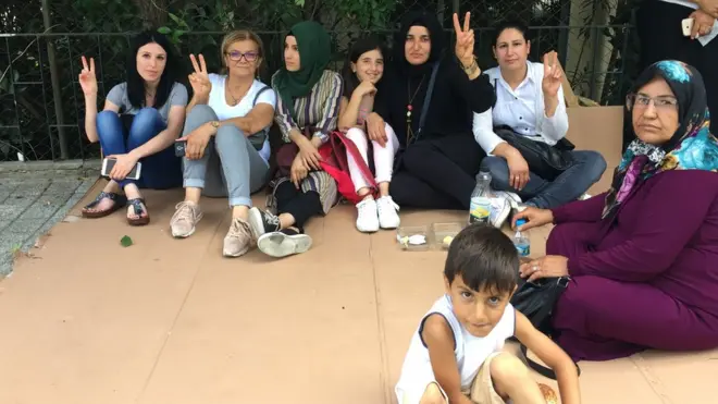 Kadınlar parkın çevresinde bekleyişlerini sürdürüyor