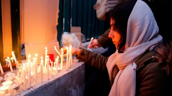 Мешканці Тегерану вшановують пам'ять загиблих на борту літака МАУ. У великих містах Ірану після визнання збиття літака вже два дні поспіль тривають протести проти військових та чиновників, на яких демонстранти покладають відповідальність за трагедію