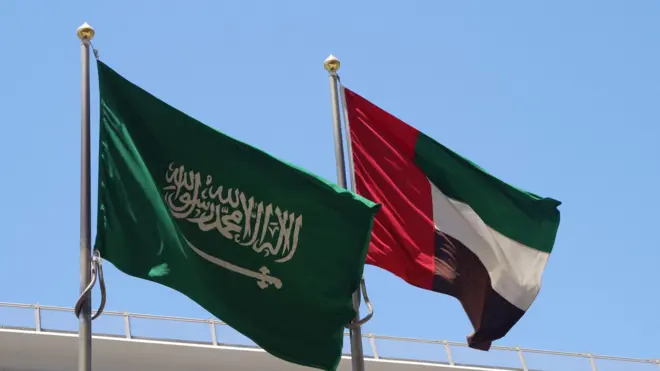 پرچم‌های عربستان سعودی و امارات در کنار هم