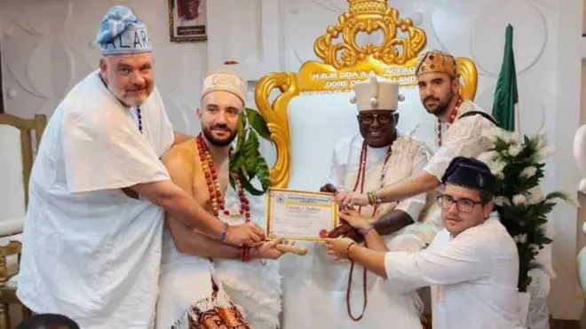 Gomez, awọn mọlẹbi rẹ ati , Oore ilu Otun Ekiti, Oba Adekunle Adeagbo