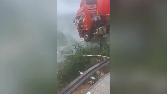 Vozač kamiona zarobljen u kabini posle urušavanja mosta