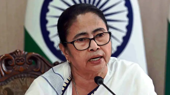 पार्टी के कुछ नेताओं के बागी सुर ने उन पर भीतरी दबाव भी बढ़ा दिया है