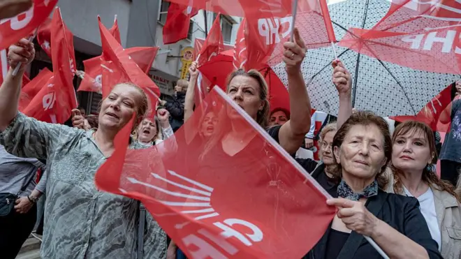 Ellerinde CHP bayrakları olan kadınlar coşkulu bir şekilde sokakta görünüyorlar. 22 Mayıs 2026. 