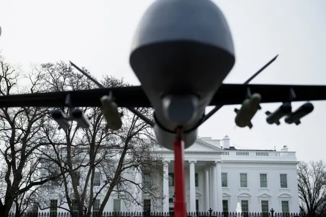 Nuqul ka mid ah diyaaradda militari oo lagu soo bandhigay Aqalka Cad intii lagu jiray mudaharaad ka dhan ah duqeymaha drones-ka 12-kii Janaayo, 2019, Washington, D.C.