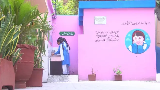 گرل فرینڈلی ٹوائلٹ میں موجود تمام سہولیات لڑکیوں کی ضرورت کے عین مطابق ہیں