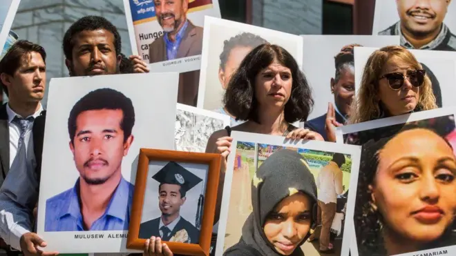 በአደጋው የሞቱ ሰዎች ቤተሰቦች የሟቾችን ፎቶ ይዘው