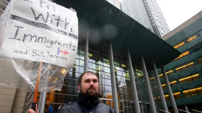 Противник Трампа у здания суда