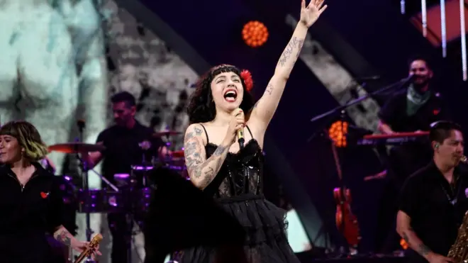 El show de Mon Laferte fue ovacionado por miles de personas que asistieron al Festival de Viña del Mar la noche del lunes 24 de febrero.