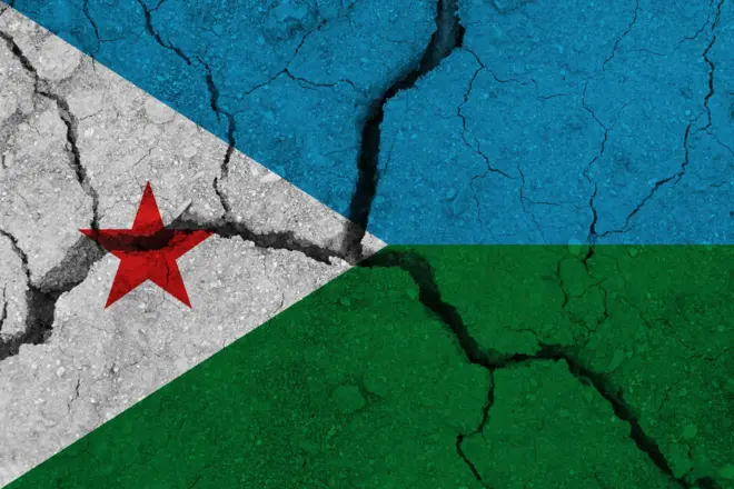 Sawirka calanka Jabuuti oo laga saaray dhul dilaacay