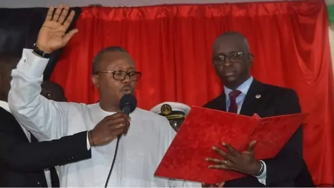 En Guinée Bissau, Umaru Sissoco Embalo, déclaré vainqueur de la présidentielle de décembre a été investi jeudi dans un hôtel par le premier vice-président du parlement.