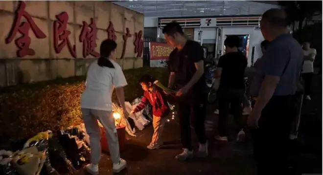 Aworan awọn eeyan to n kẹdun awọn to ku nibi ikọlu naa