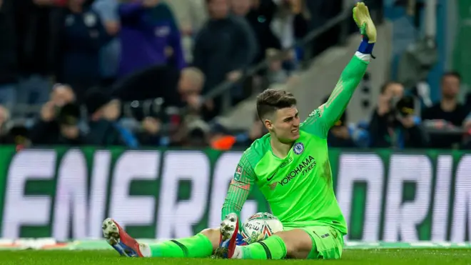 El técnico Maurizio Sarri quiso cambiar a Kepa después de ver al portero con evidentes muestras de dolor al sufrir un calambre.