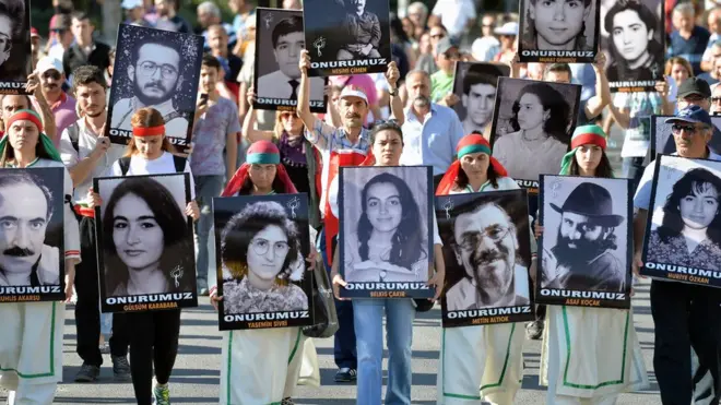 1993'te yaşamını yitirenler için her yıl anma törenleri düzenleniyor.