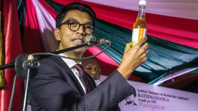 Perezida Rajoelina ubwo yerekanaga umuti bakoze wa Covid-19