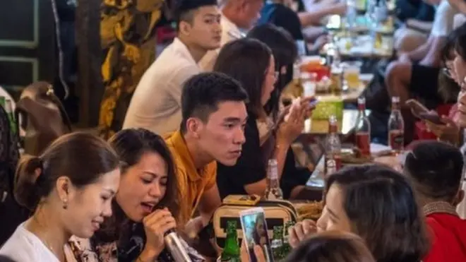Ta Hien Street yang dikenal sebagai jalan bir atau sudut bir di Hanoi, Vietnam, sudah mulai ramai (16/05).