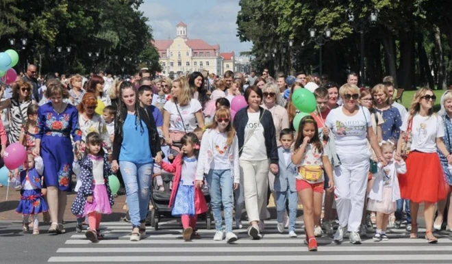 Люди, серед них діти, переходять через пішохідний перехід